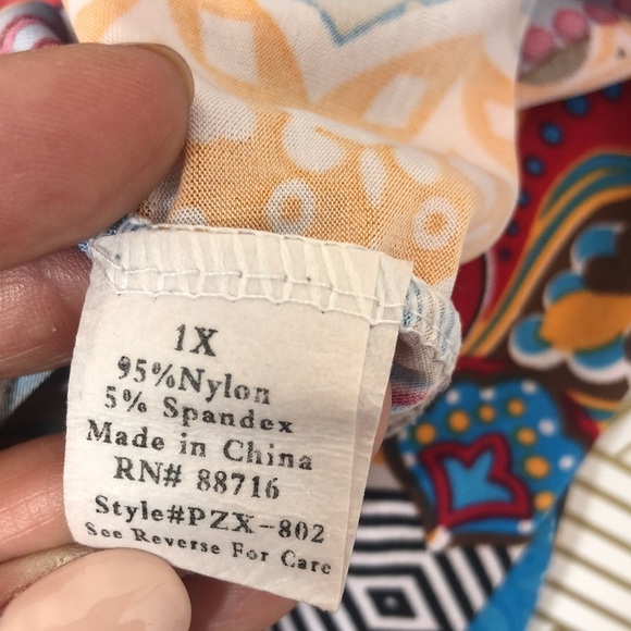 California woman pant colorful beach - Picture 6 of 10